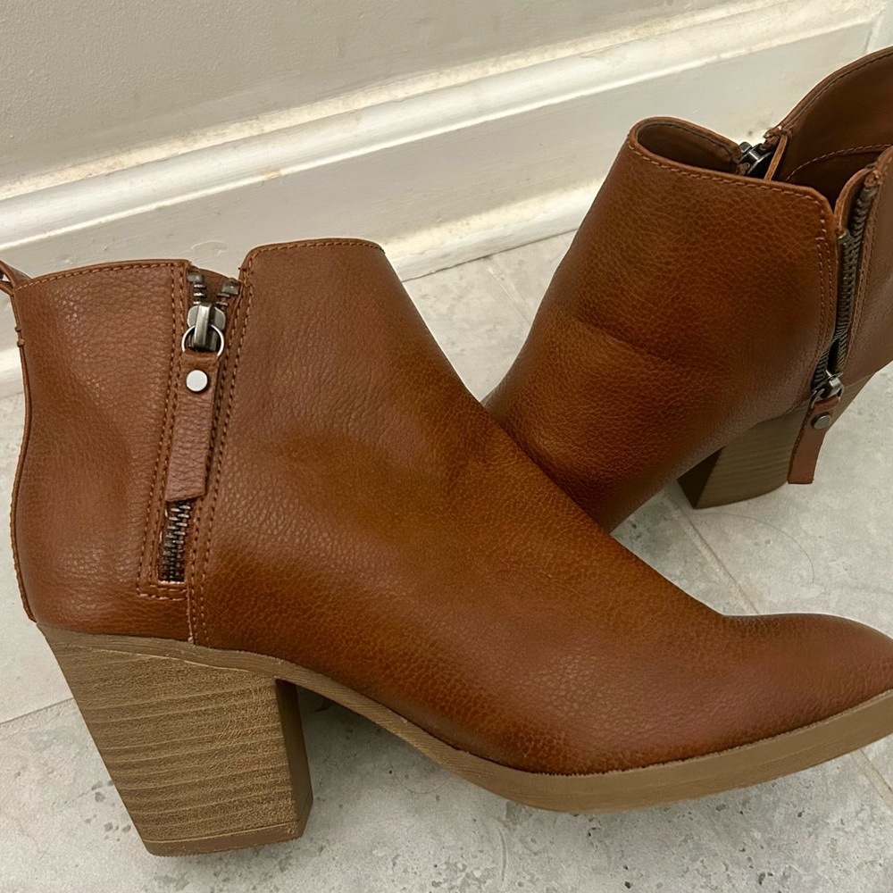 Target Brown Heeled Boots with Chunky Heel and Zipper Closure